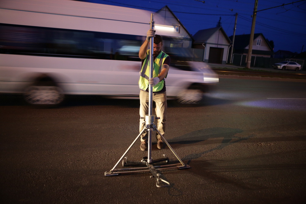 Как чистят дороги от пыли в Новосибирске