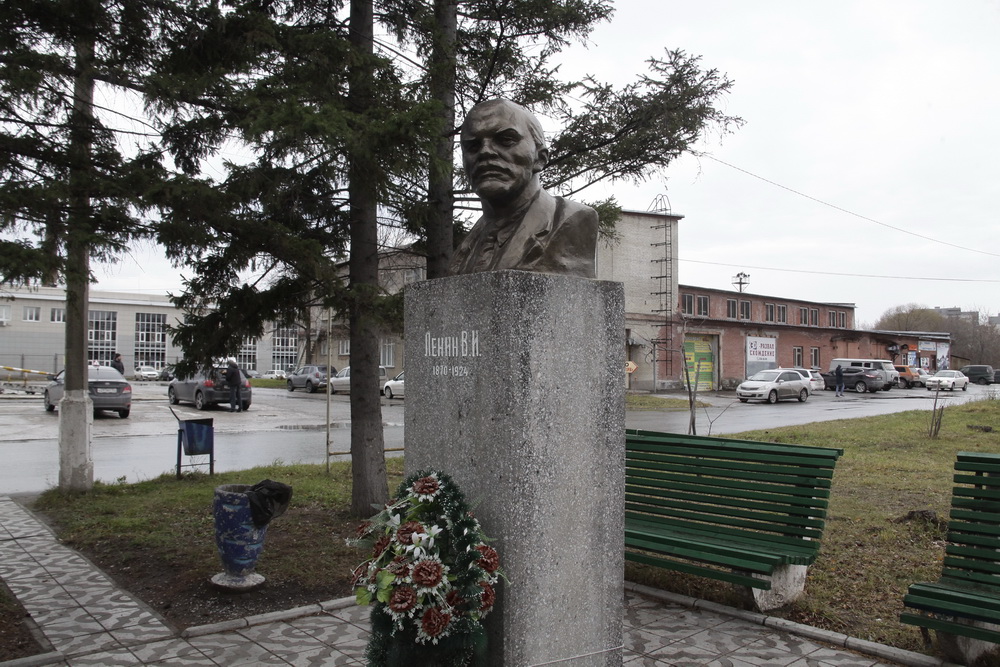 Бюст на улице Кутателадзе