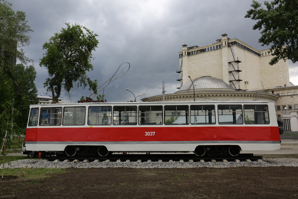 Трамвай №13 установили в сквере за оперным театром