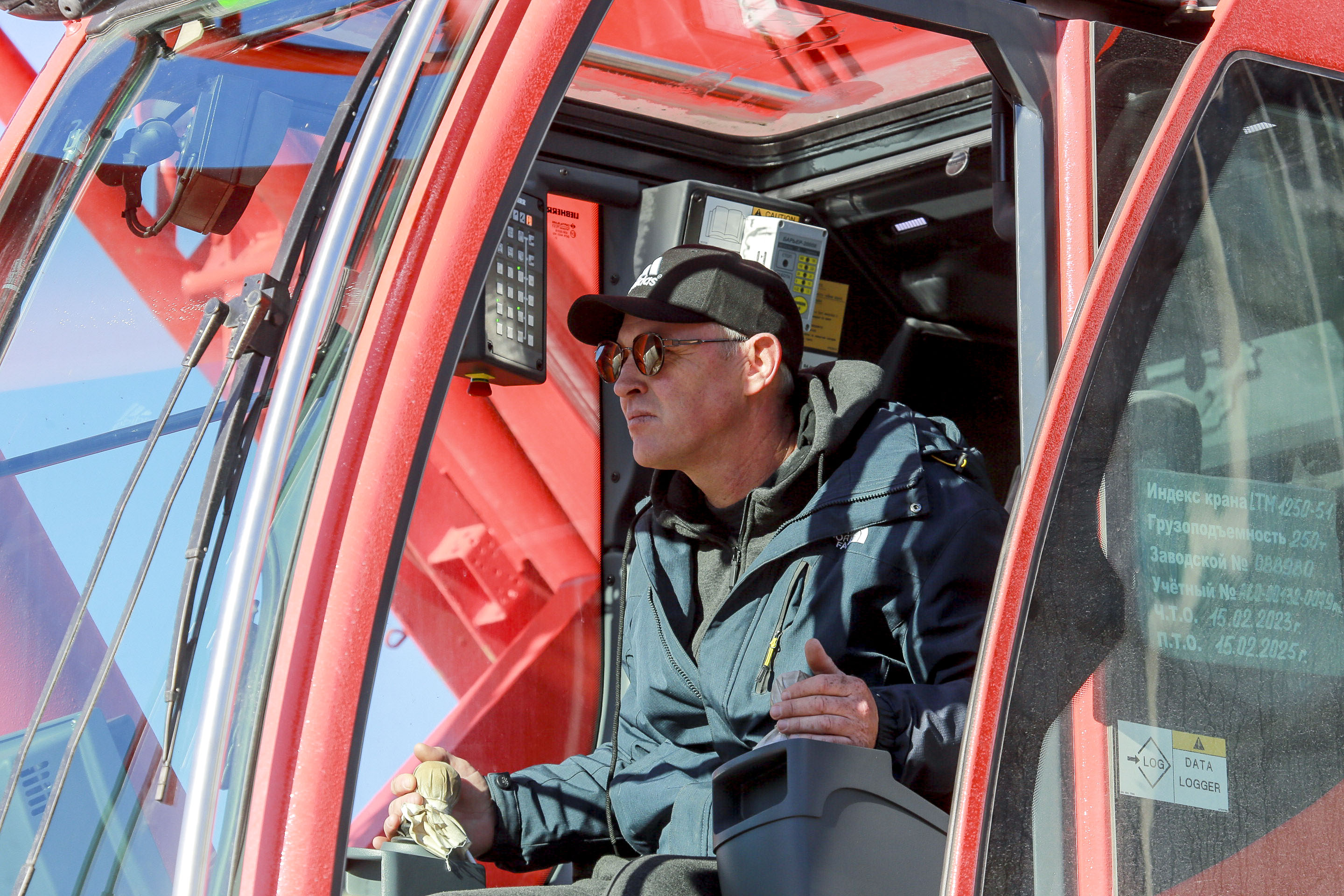 Установка шпиля стелы «Новосибирск — город трудовой доблести». 14 октября 2022 года