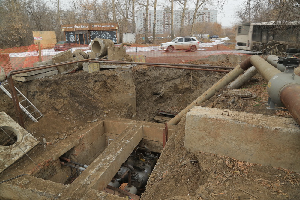 Ремонт теплосети на перекрёстке Приморской и Гидромонтажной. Ноябрь 2022 года