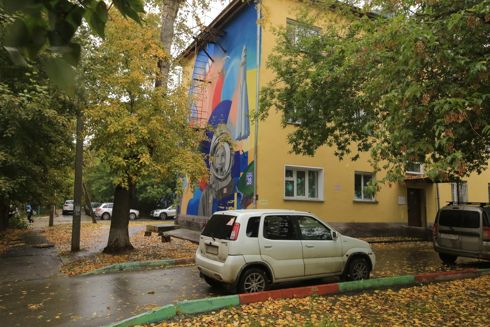 Граффити с Гагариным нарисовали на домах 30-х годов в Новосибирске