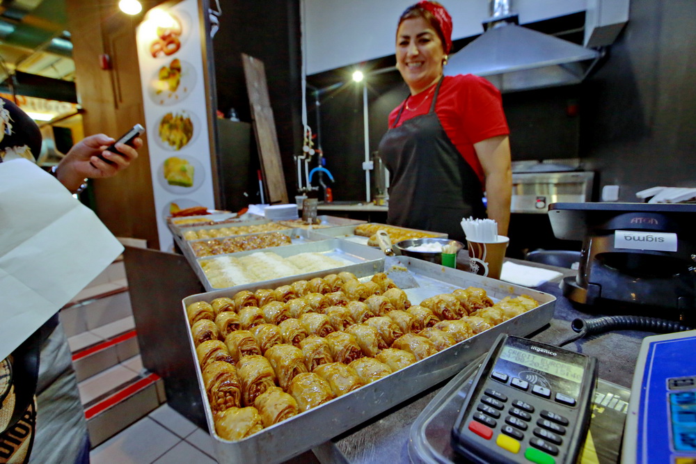 Кто был в Турции, тот знает — с чем это едят. Местная пахлава с орехами может смело соревноваться за первое место на десертном столе.