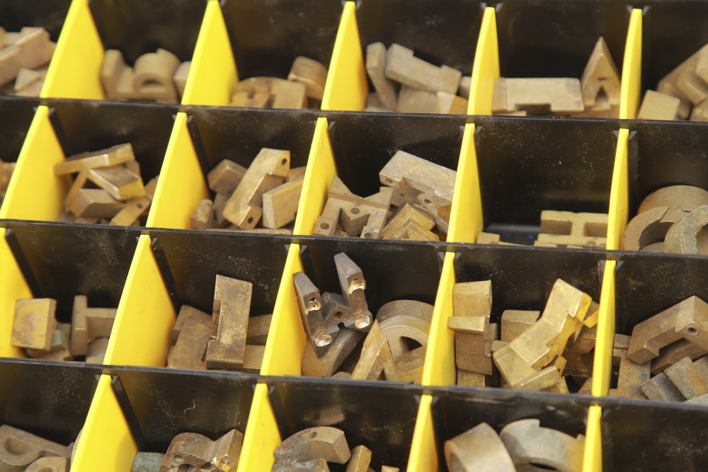 Замена металлических букв на Монументе Славы. Апрель 2020 года