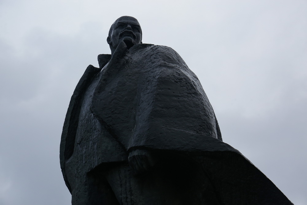 Памятник на площади Ленина