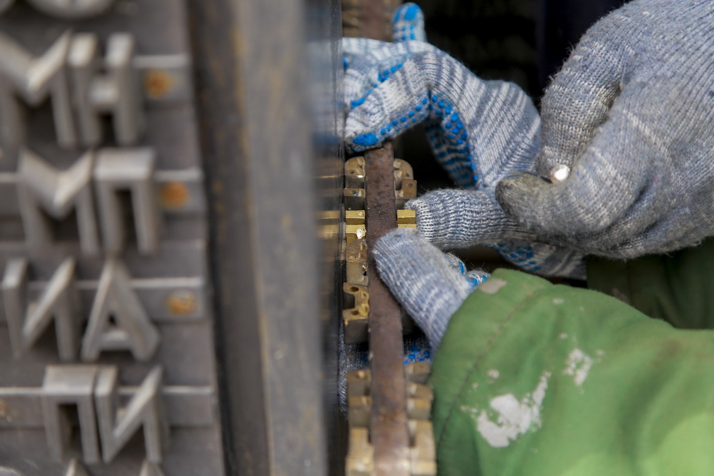 Замена металлических букв на Монументе Славы. Апрель 2020 года