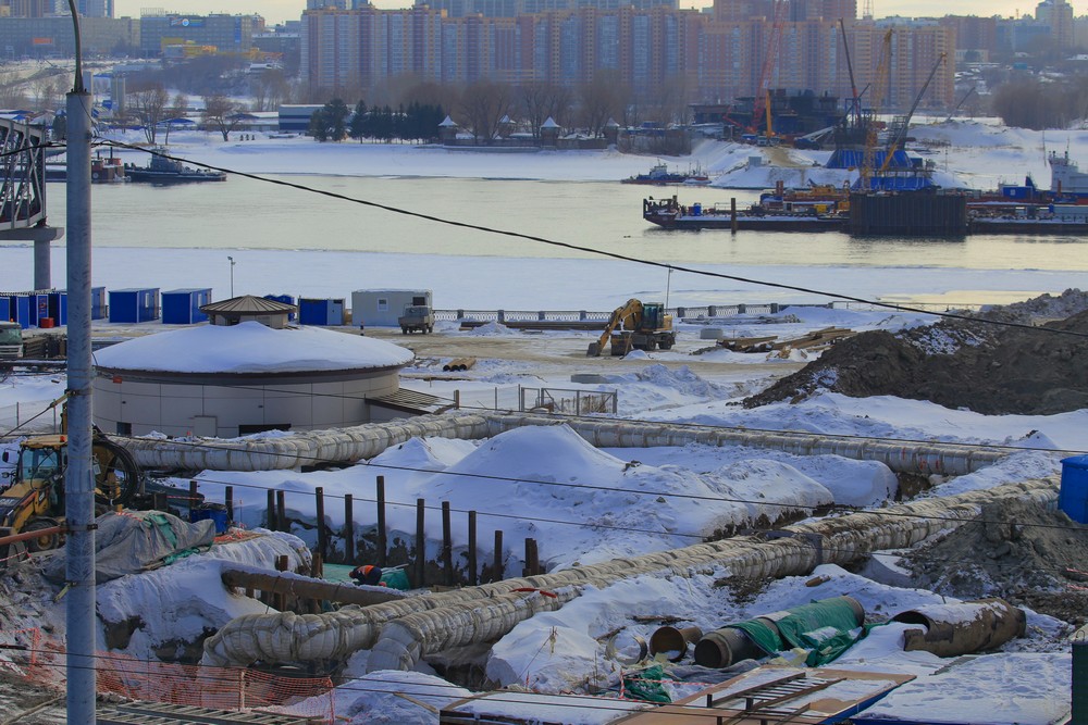 Вид на стройку моста с правого берега. Март 2021 года