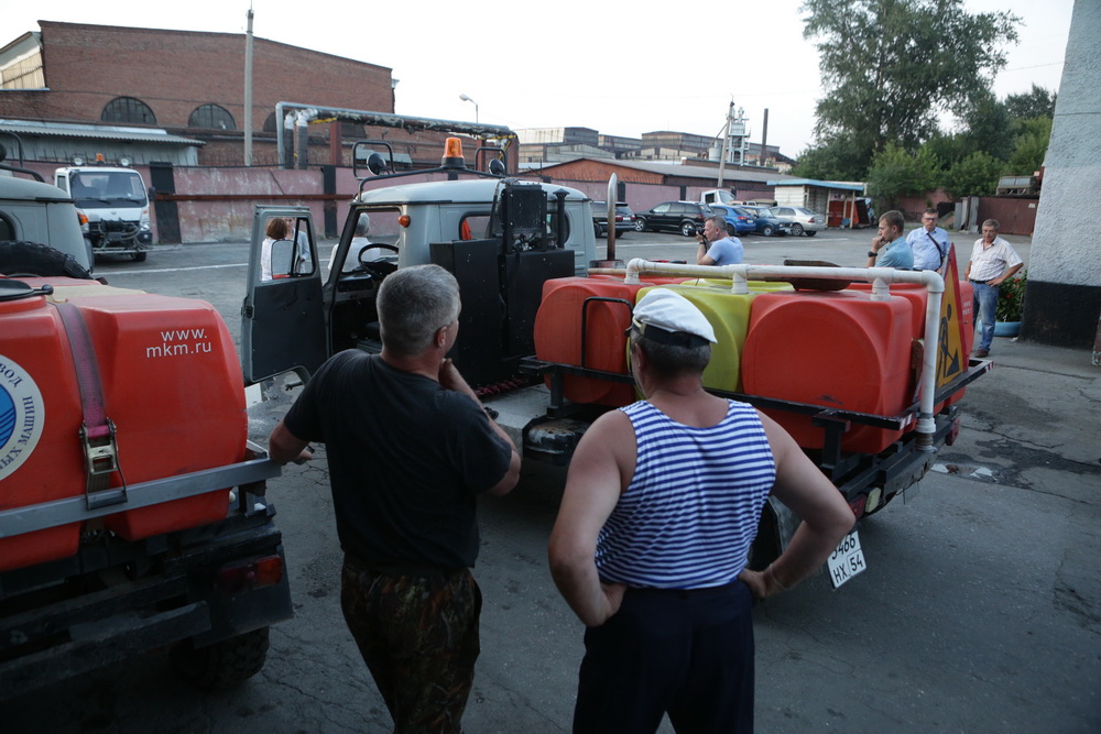 Как чистят дороги от пыли в Новосибирске