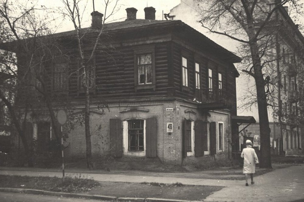 Этот дом стоял на углу нынешних улиц Советской и Горького, где сейчас располагается здание банка.