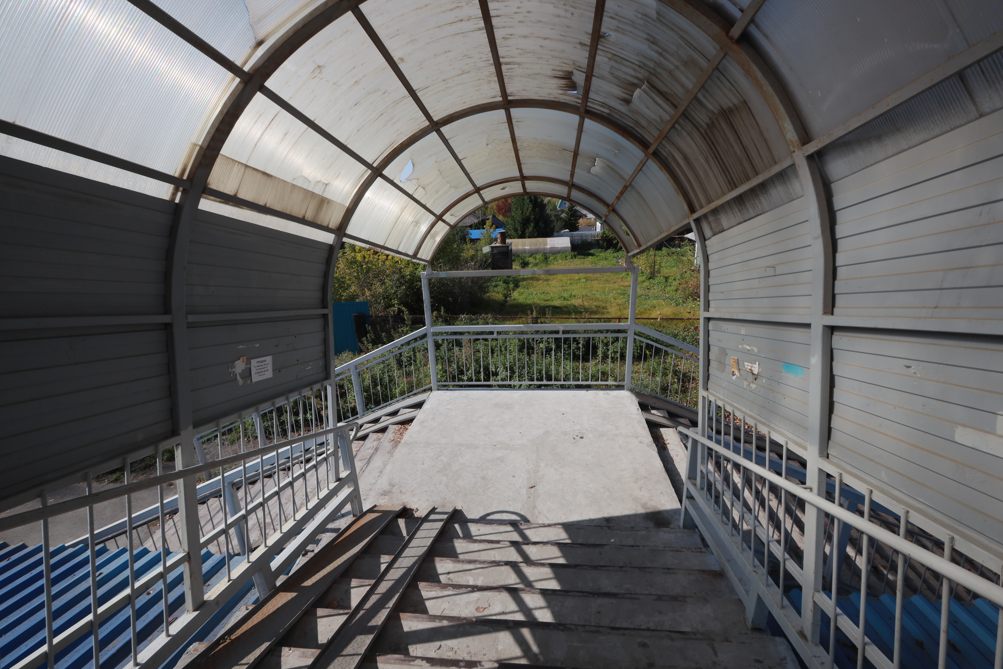 Пешеходный мост возле остановки «Таловая»