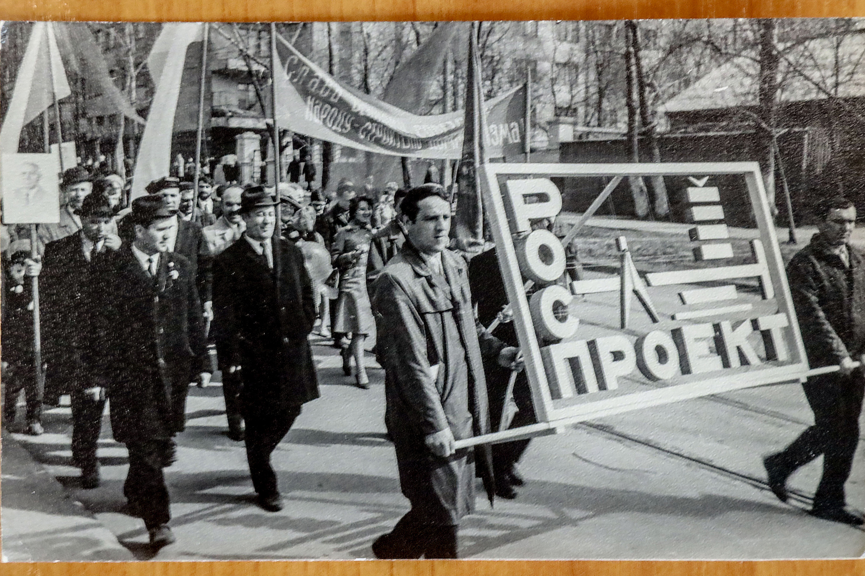 Документы и фотографии главного инженера проекта Евгения Бондаренко