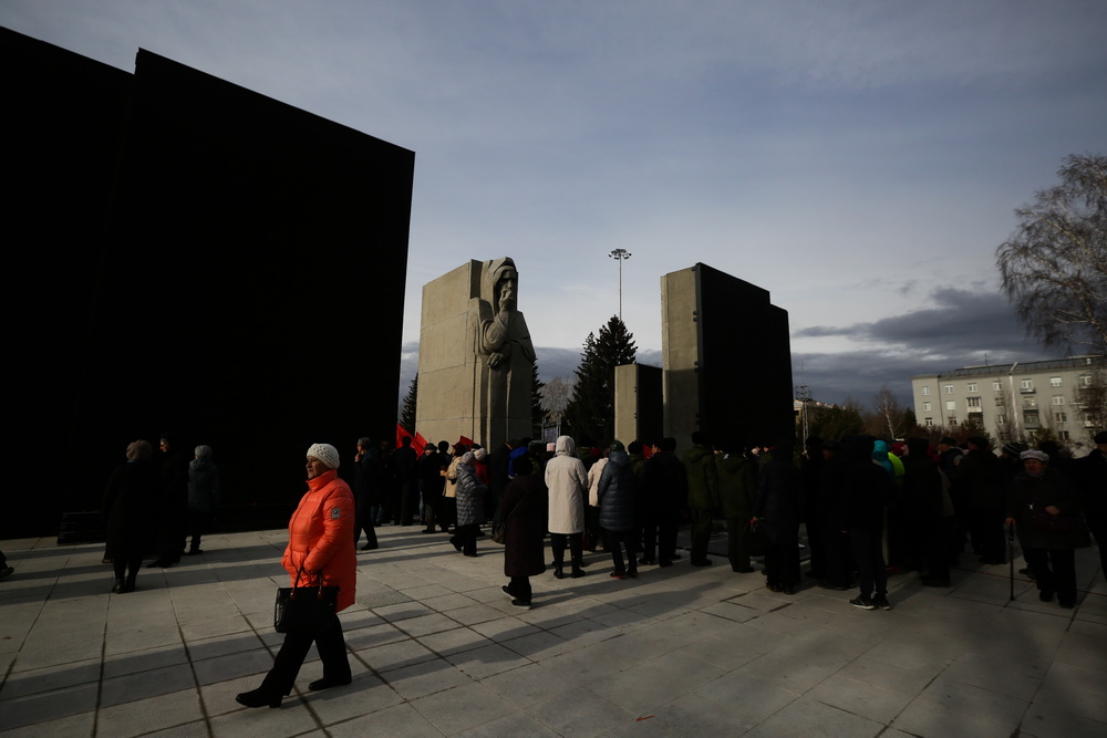 Церемония зажжения Вечного огня на Монументе Славы 7 ноября 2019 года