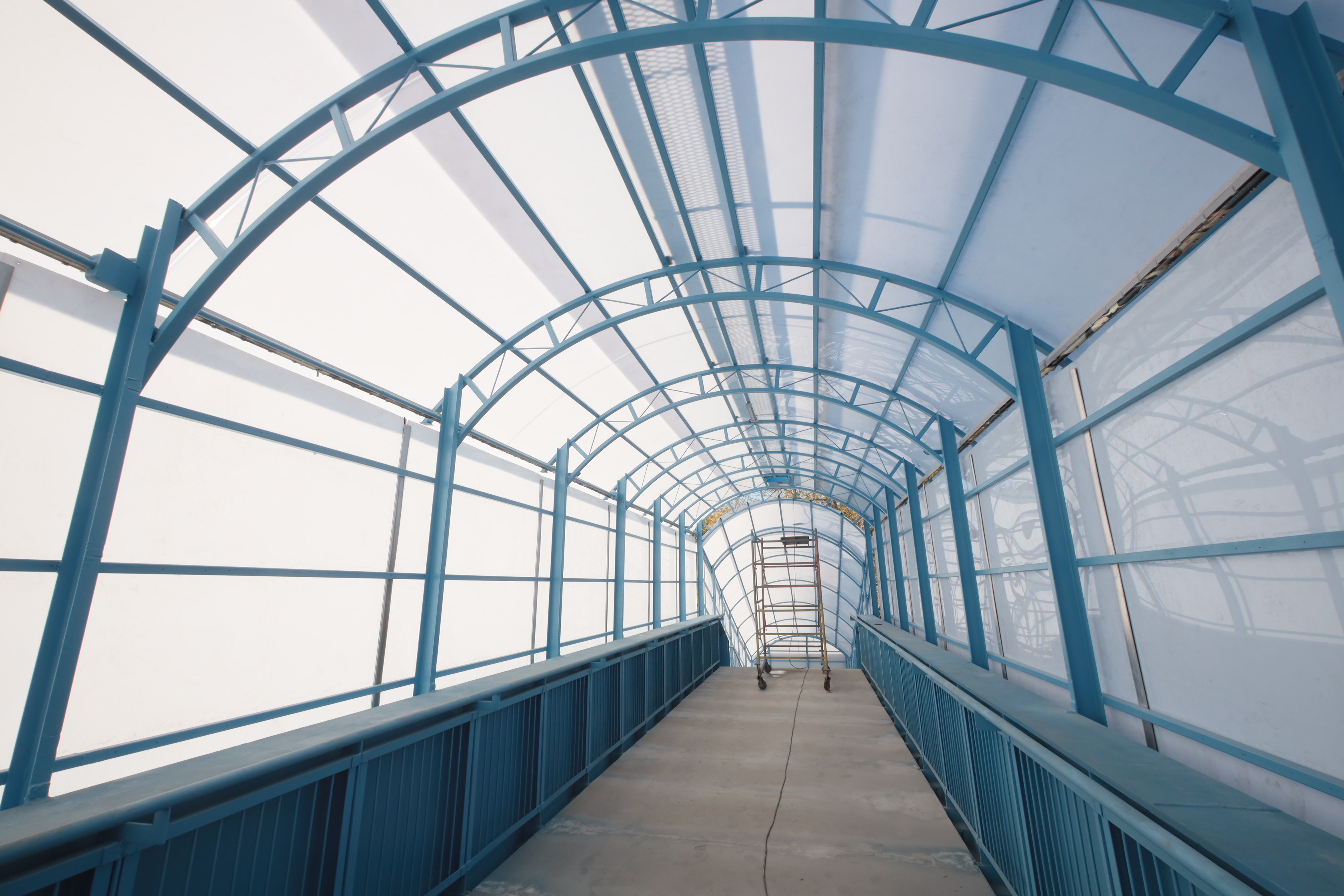 Пешеходный мост возле остановки «Прибрежный переулок»