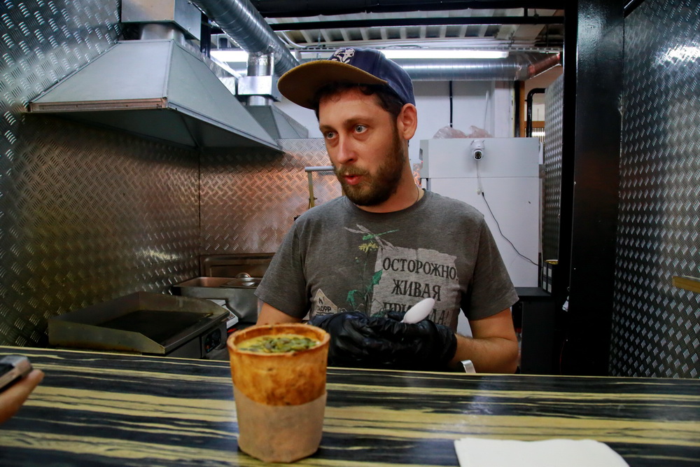 Идею необычного фастфуда подсмотрели на музыкальном фестивале, где все ели суп из гранёных стаканов. Наши пошли дальше — и придумали съедобную ёмкость из хлеба.