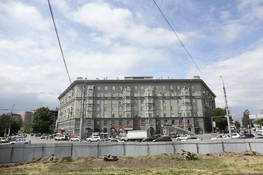 Подготовка к установке стелы на площади Калинина. Июнь 2022 года