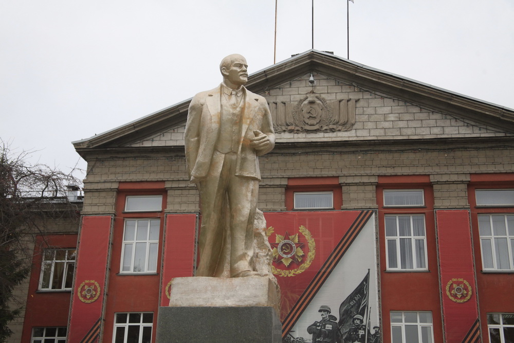 Памятник возле администрации Ленинского района