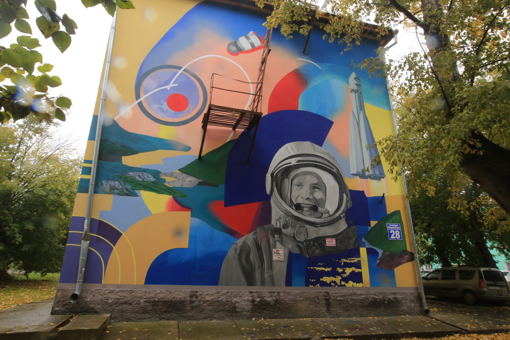 Граффити с Гагариным нарисовали на домах 30-х годов в Новосибирске