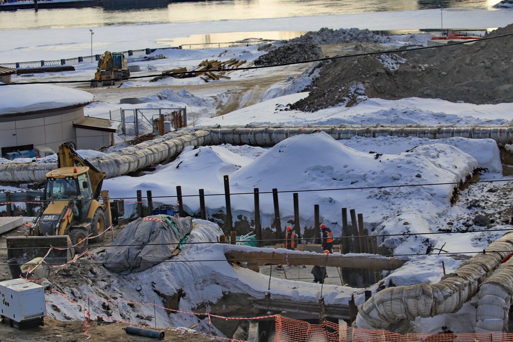 Вид на стройку моста с правого берега. Март 2021 года