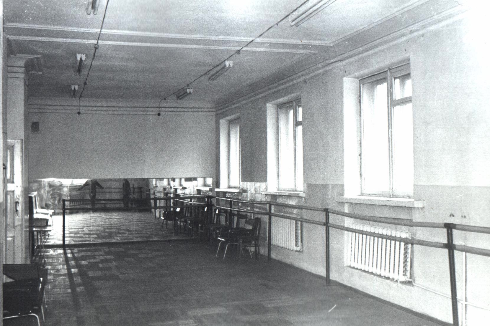 Танцевальный класс местного ДК. Возле аэропорта Северный размещался компактный городок, в котором было всё необходимое для жизни, работы и отдыха персонала авиапредприятия. В том числе и различные клубы по интересам. Здесь занимались и дети, и взрослые