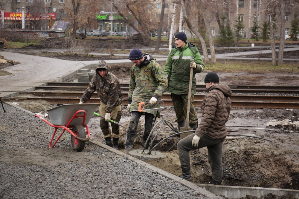 Сквер за оперным театром. Ноябрь 2020 года