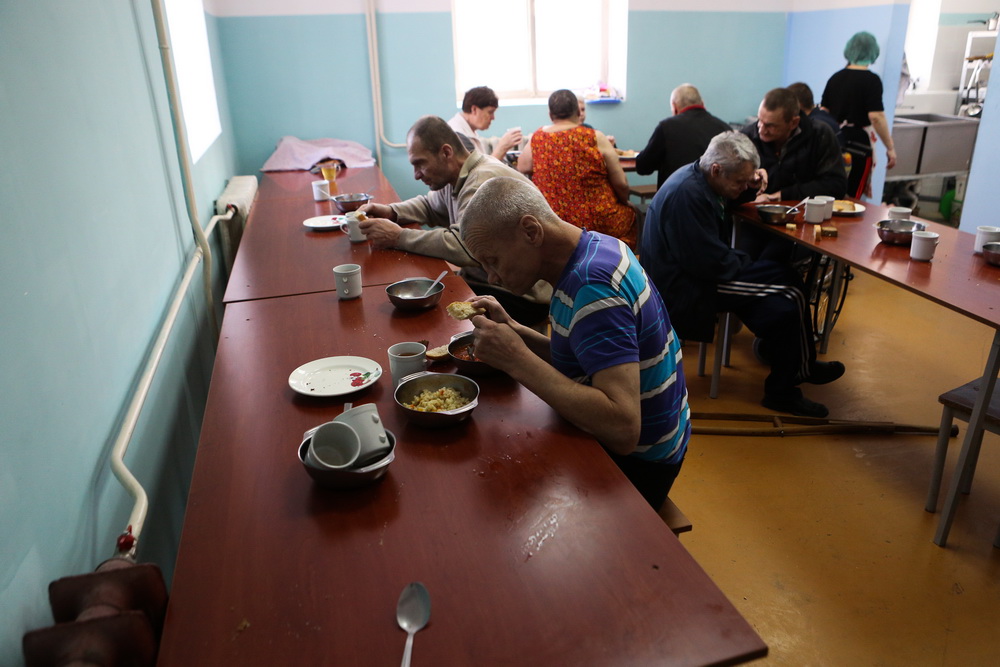 Время здесь тянется бесконечно, несмотря на распорядок дня. Подъём в семь утра, и даже есть зарядка. По желанию, конечно. На завтрак — каша, на обед — щи. Всё как положено.
