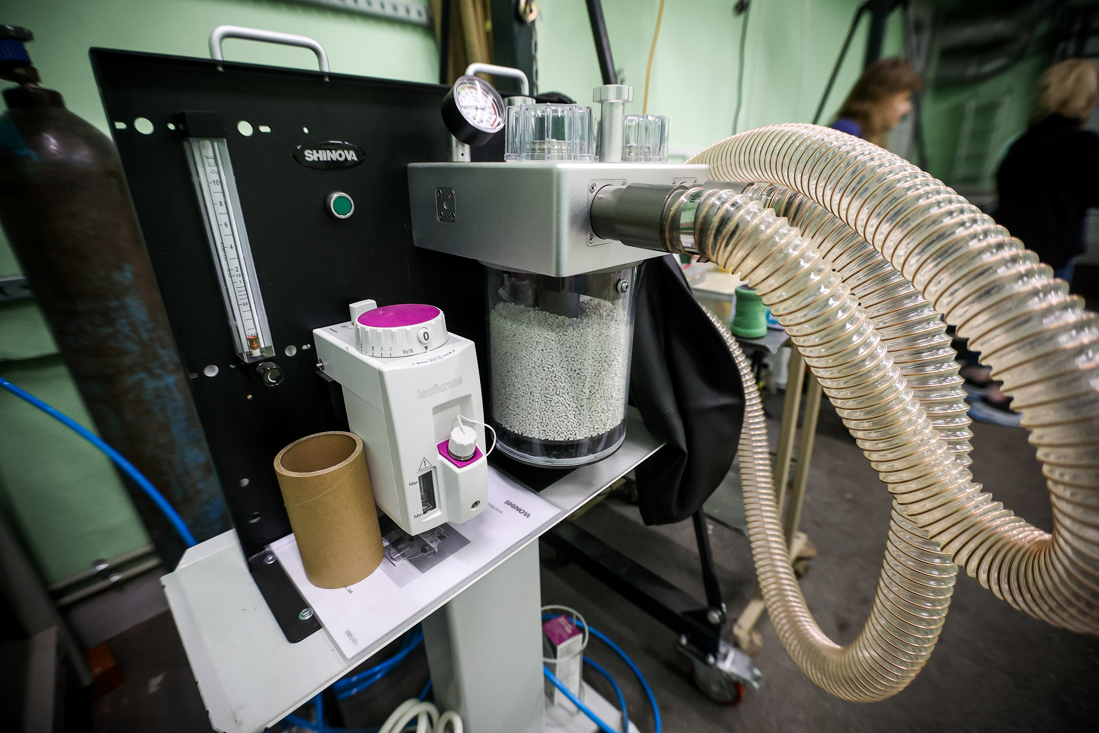 Наркозно-дыхательный аппарат в операционной для крупных животных