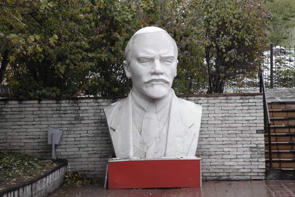 Бюст Ленина возле здания обкома КПРФ