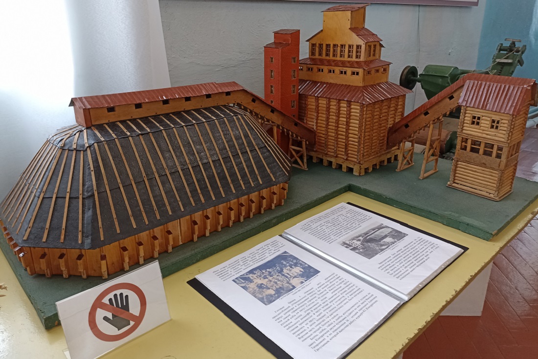 Макет зернохранилища «Мастодонт» в Каменском районном краеведческом музее (Камень-на-Оби)