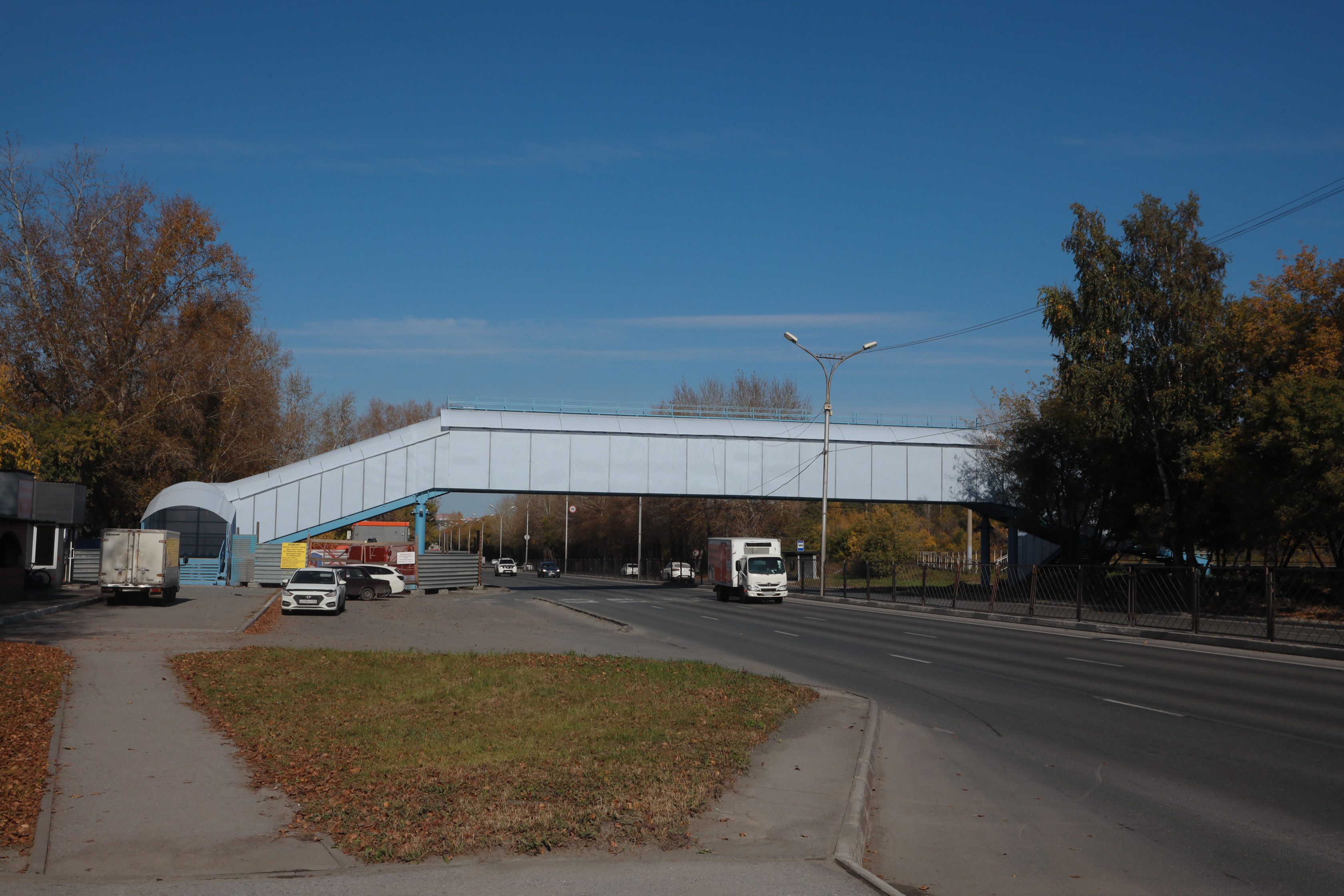 Пешеходный мост возле остановки «Прибрежный переулок»