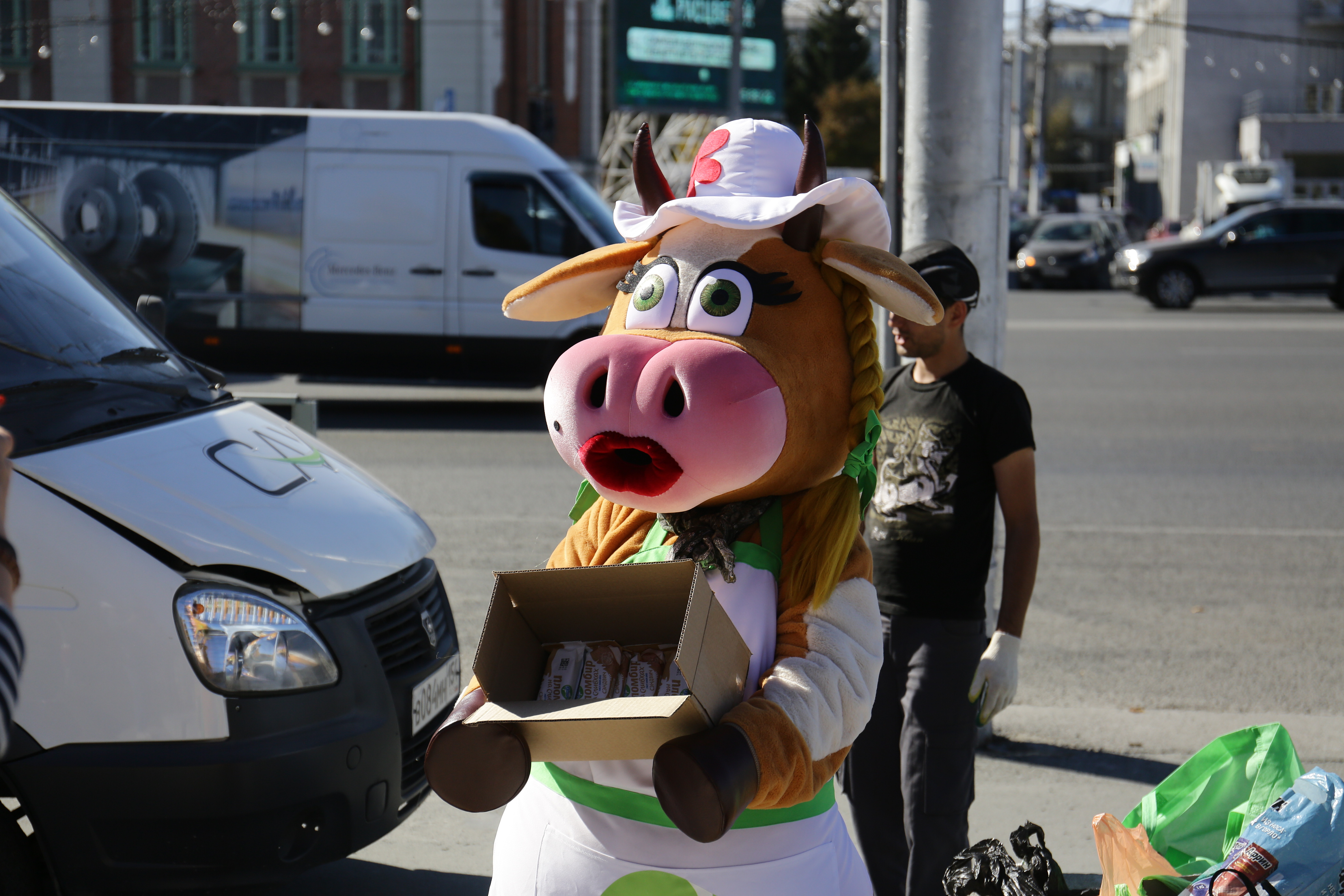 Акция по сдаче батареек и пластиковых крышечек на площади Ленина. Сентябрь 2022 года