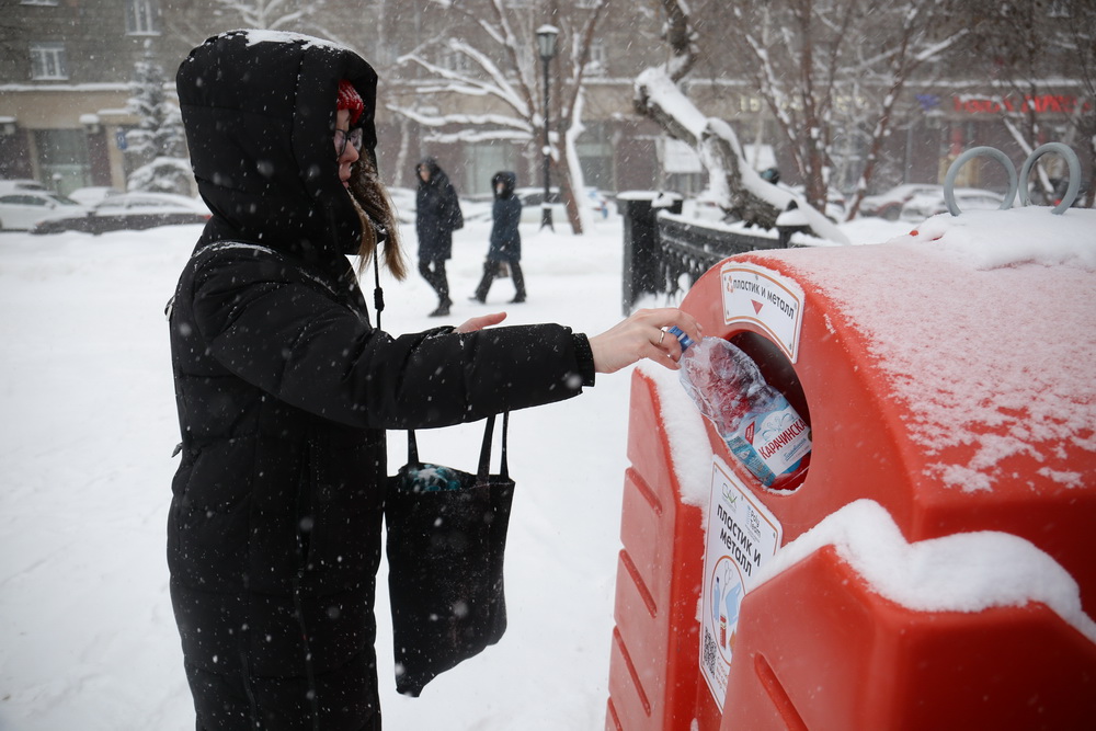 Контейнеры для раздельного сбора мусора на площади Ленина. Декабрь 2021 года