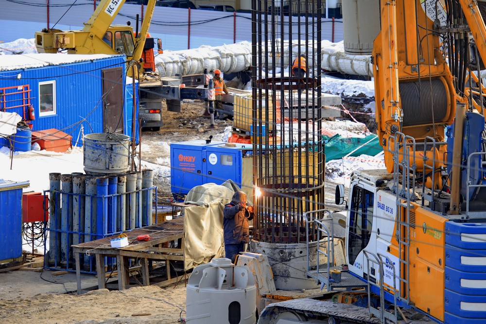 Вид на стройку моста с правого берега. Март 2021 года