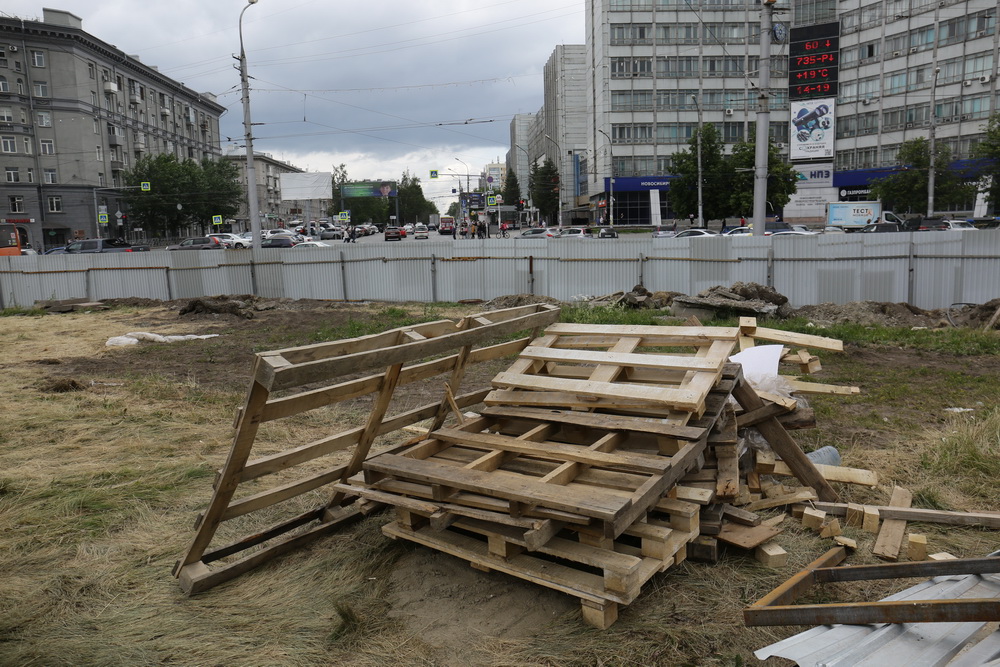 Подготовка к установке стелы на площади Калинина. Июнь 2022 года