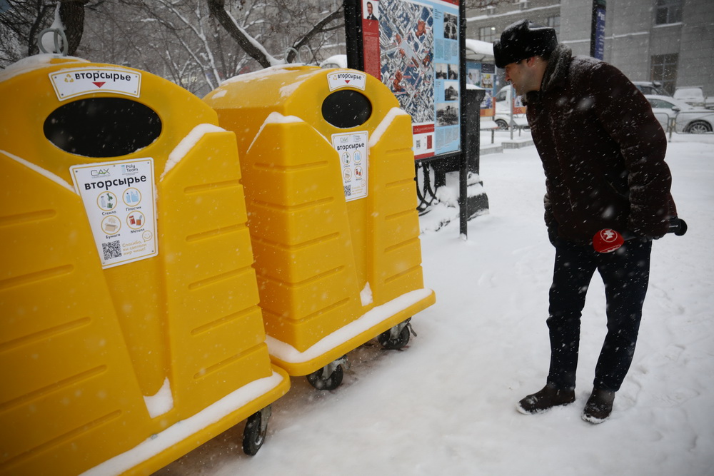 Контейнеры для раздельного сбора мусора на площади Ленина. Декабрь 2021 года