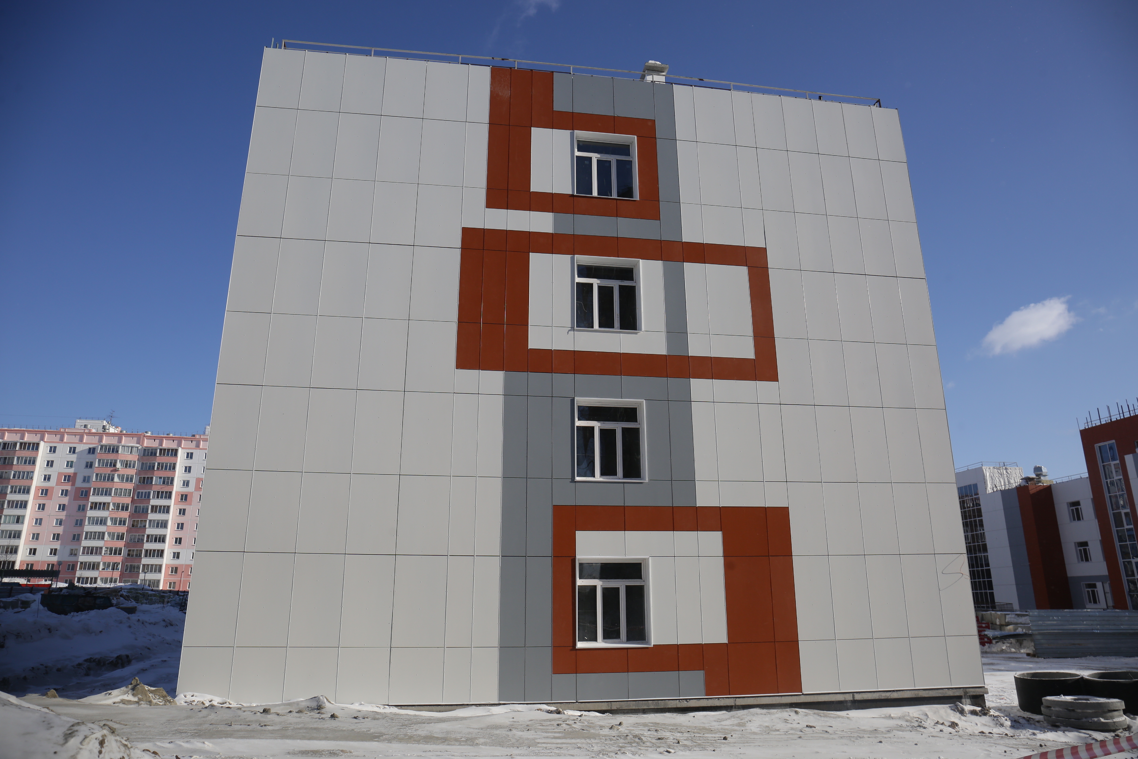 Школа на улице Михаила Немыткина. Март 2021 года