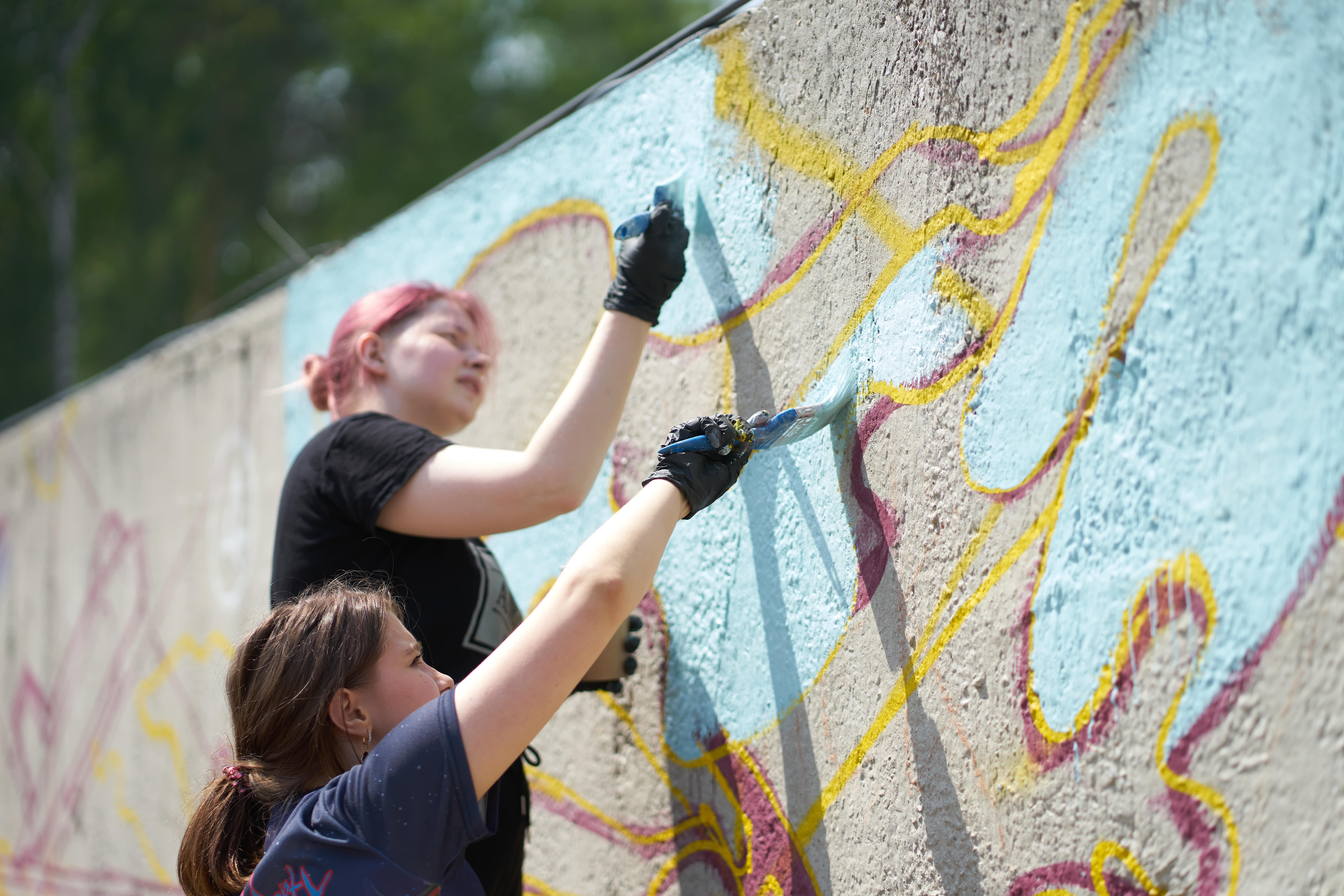 Как трещина стала молнией: забор ретромузея изрисовали граффити