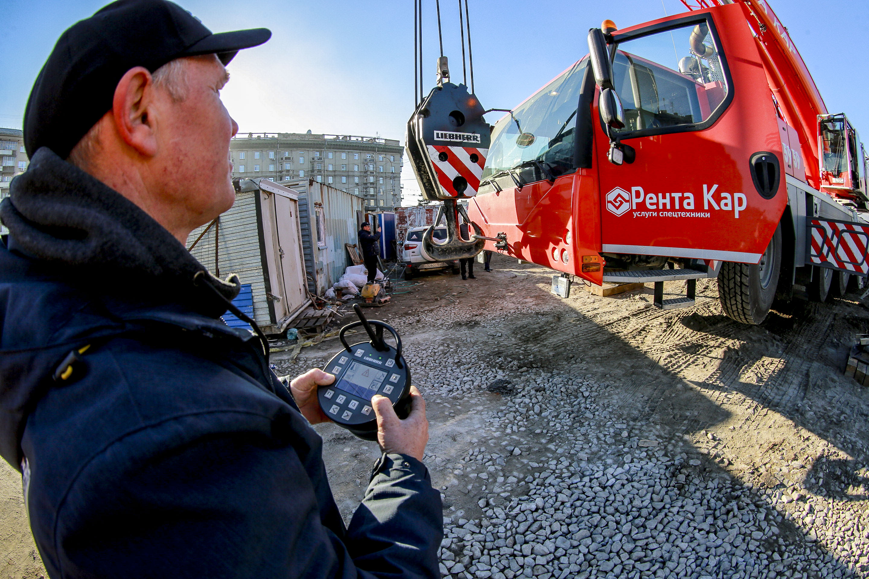 Установка шпиля стелы «Новосибирск — город трудовой доблести». 14 октября 2022 года