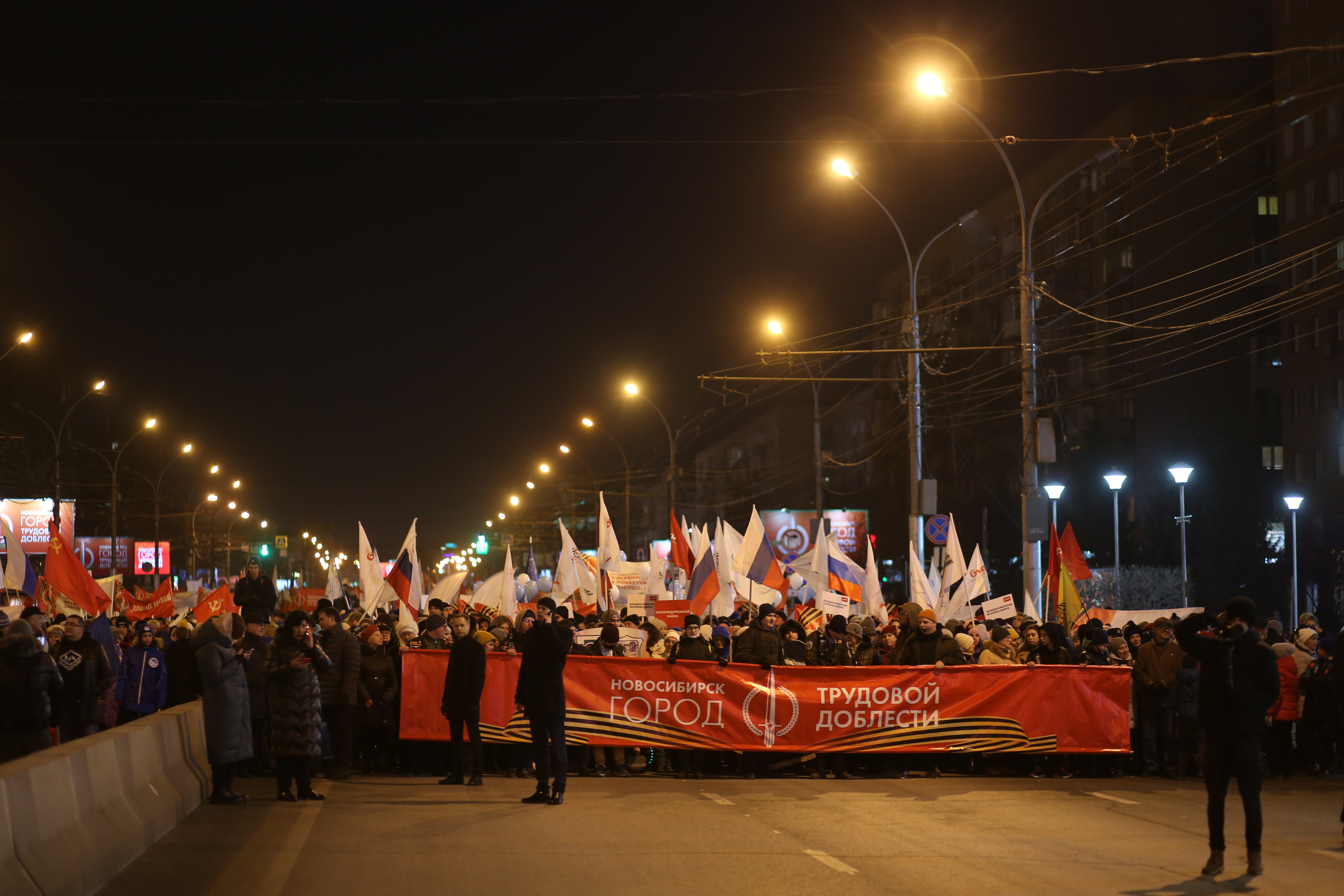 Открытие стелы «Город трудовой доблести» на площади Калинина