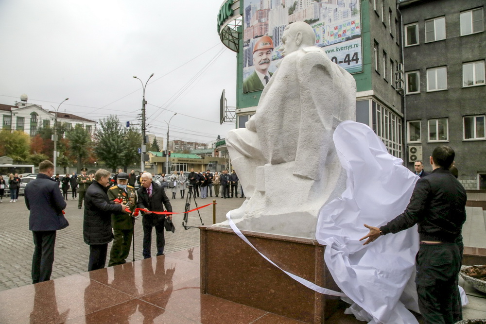 Обновлённый памятник Борису Богаткову открыли в Новосибирске на одноимённой улице (25.09.2020)