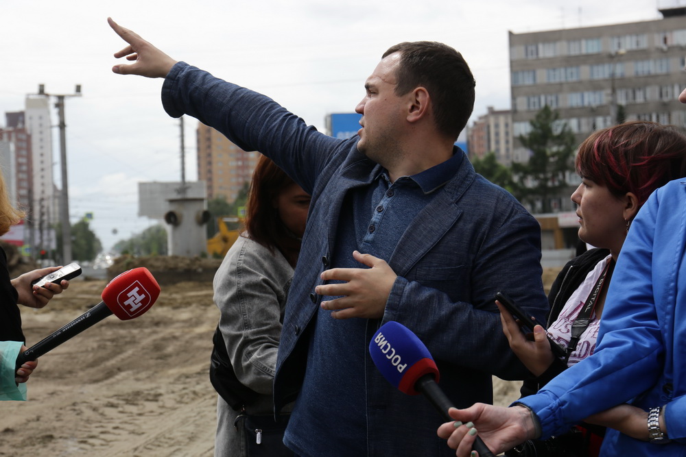 Подготовка к установке стелы на площади Калинина. Июнь 2022 года