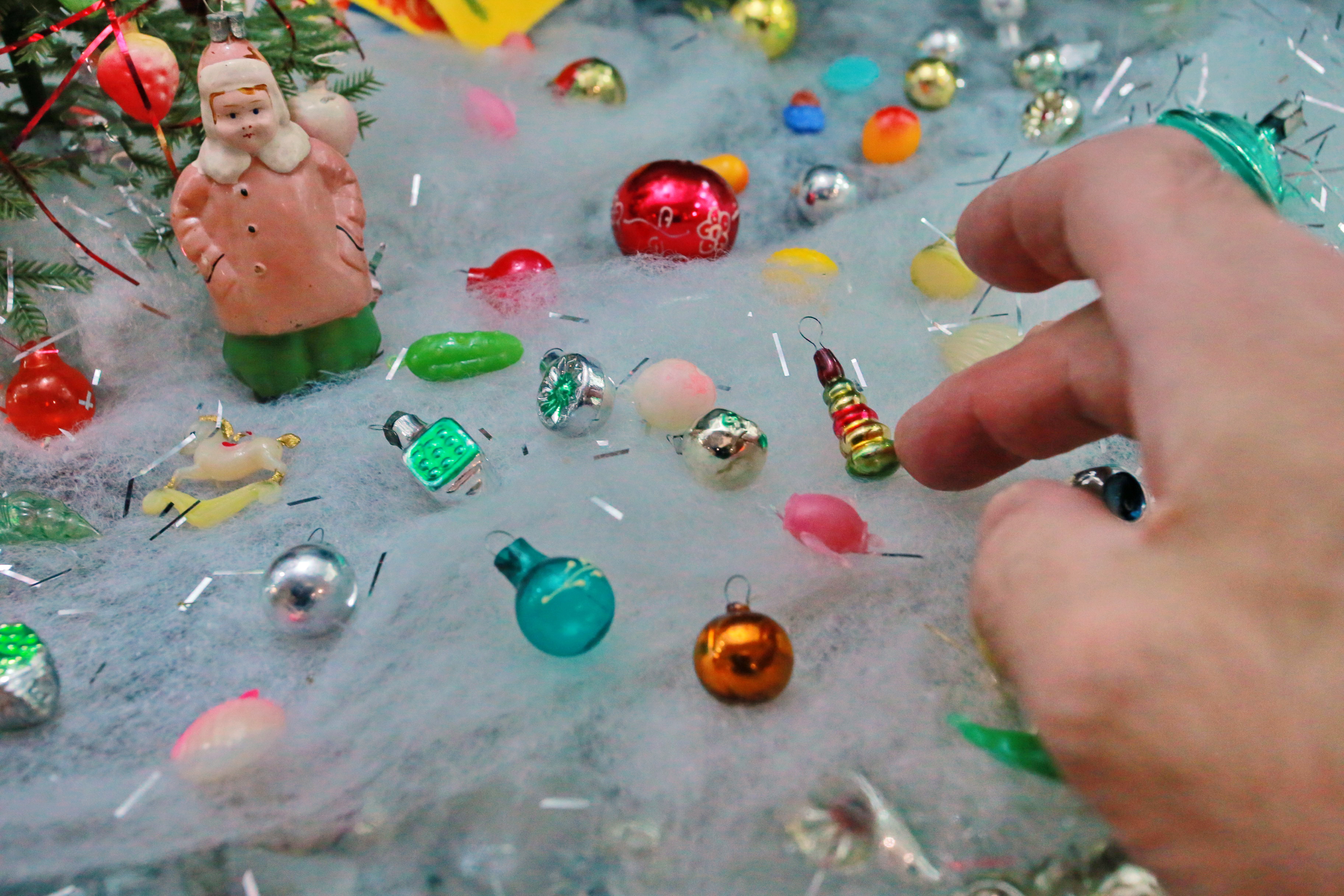 Ну и конечно игрушки-«малютки». Они были копиями обычных: миниатюрные шарики, фрукты, бутылочки, зверушки, овощи. Сейчас такими украшают маленькие настольные ёлочки.