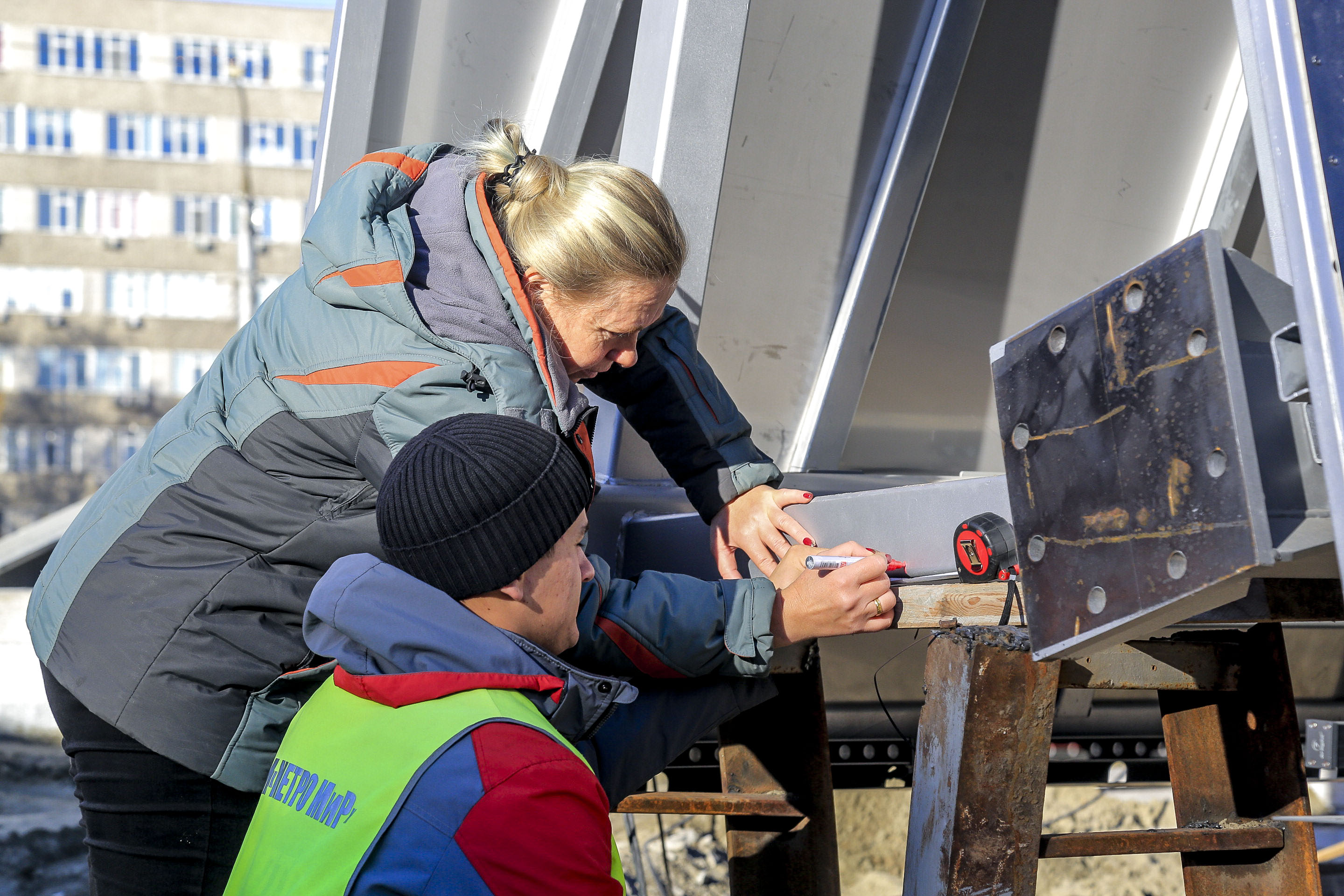 Установка шпиля стелы «Новосибирск — город трудовой доблести». 14 октября 2022 года
