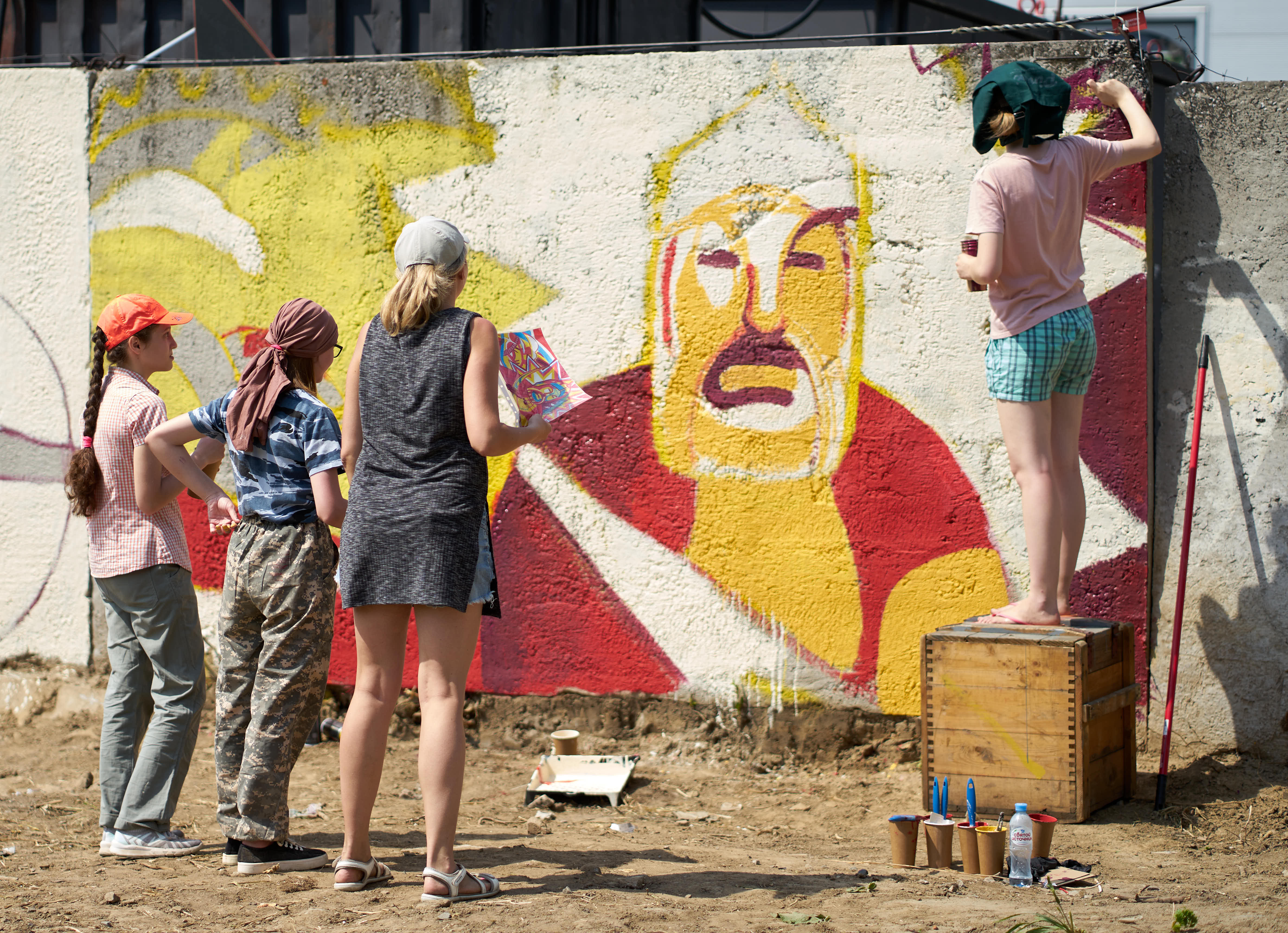 Забор ретромузея «Галерея времени» изрисовали граффити