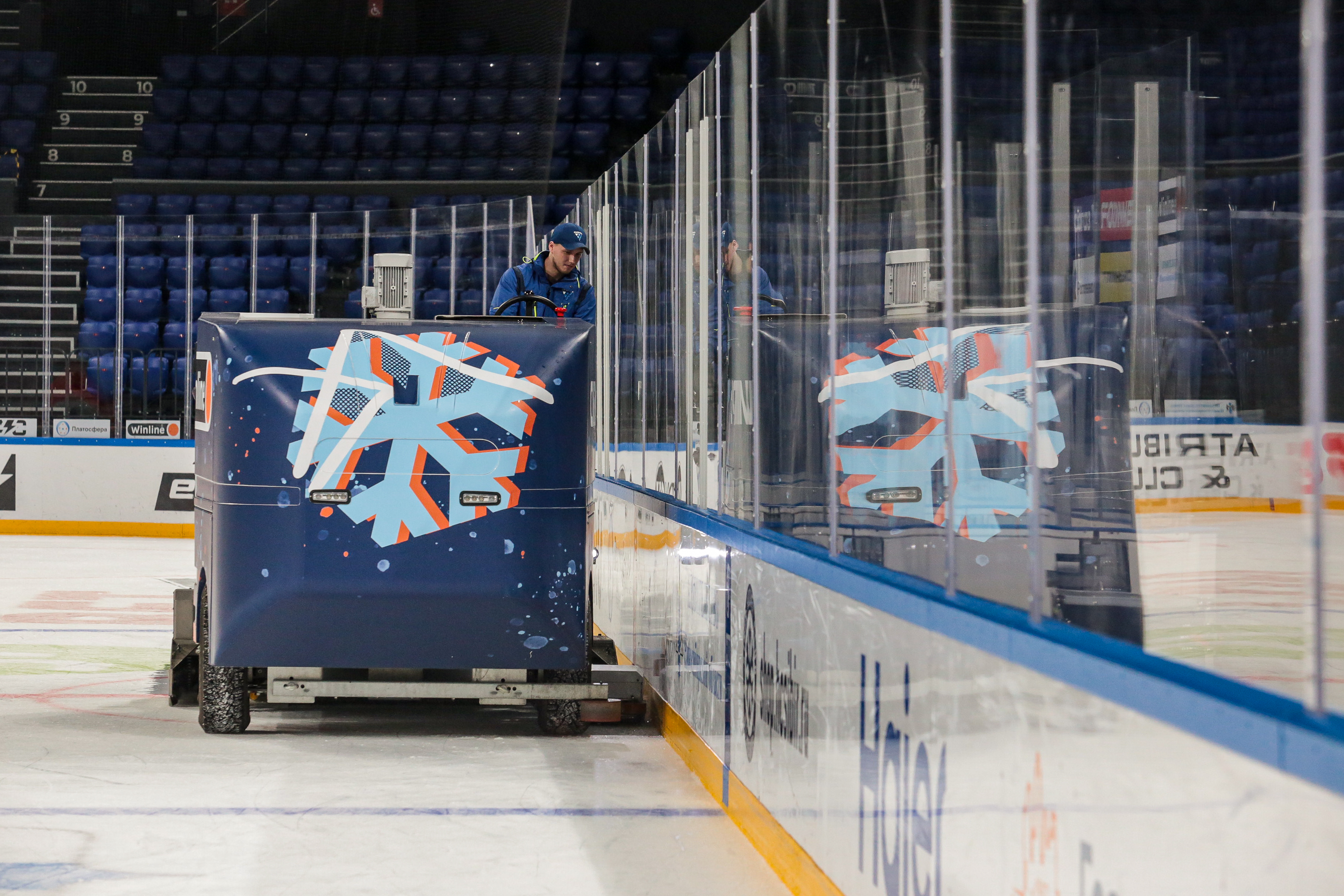 Процесс работы ледозаливочного комбайна