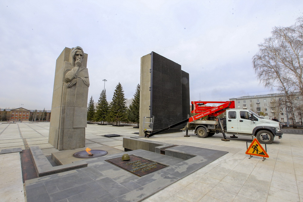 Замена металлических букв на Монументе Славы. Апрель 2020 года