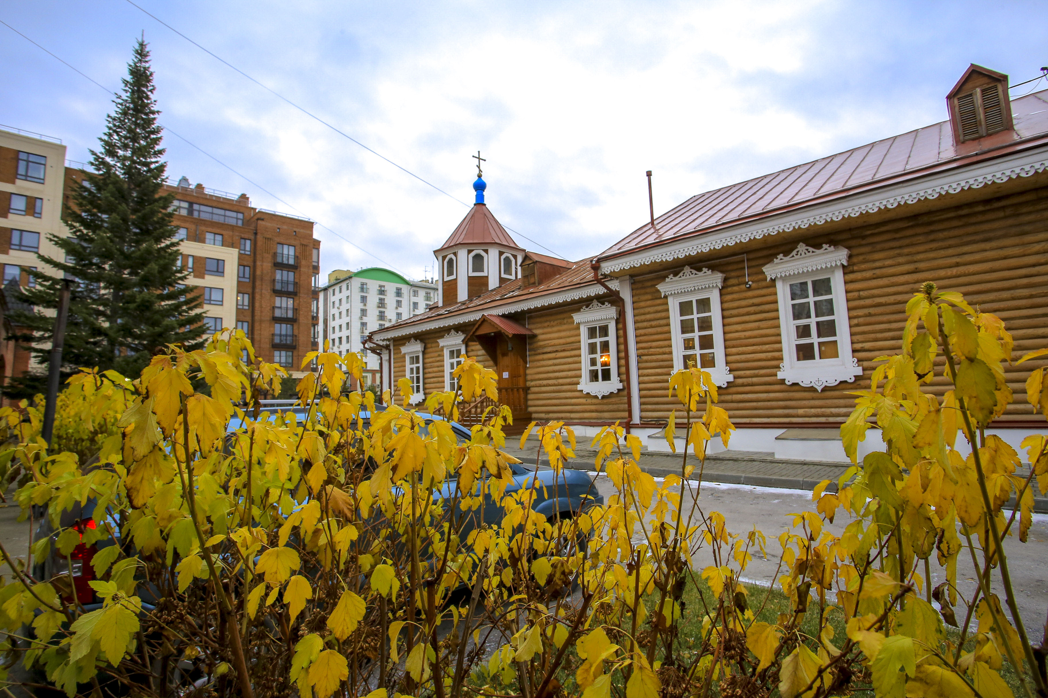 Храм в честь Покрова Пресвятой Богородицы, единственный сохранившийся в городе памятник культового деревянного зодчества начала XX века. Церковь построили на деньги купцов братьев Маштаковых и освятили в 1901 году. Октябрьская, 9