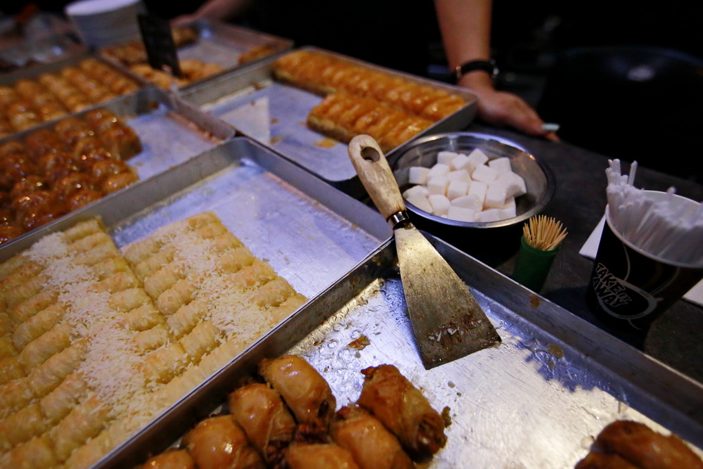 Рецепт этого блюда не держат в тайне. Главное — раскатать тесто как можно тоньше. И чтобы было не менее 35 слоёв, а лучше — больше. Секрет лишь в том, что в одном таком маленьком и милом кусочке пахлавы содержится до 1000 грозных килокалорий.