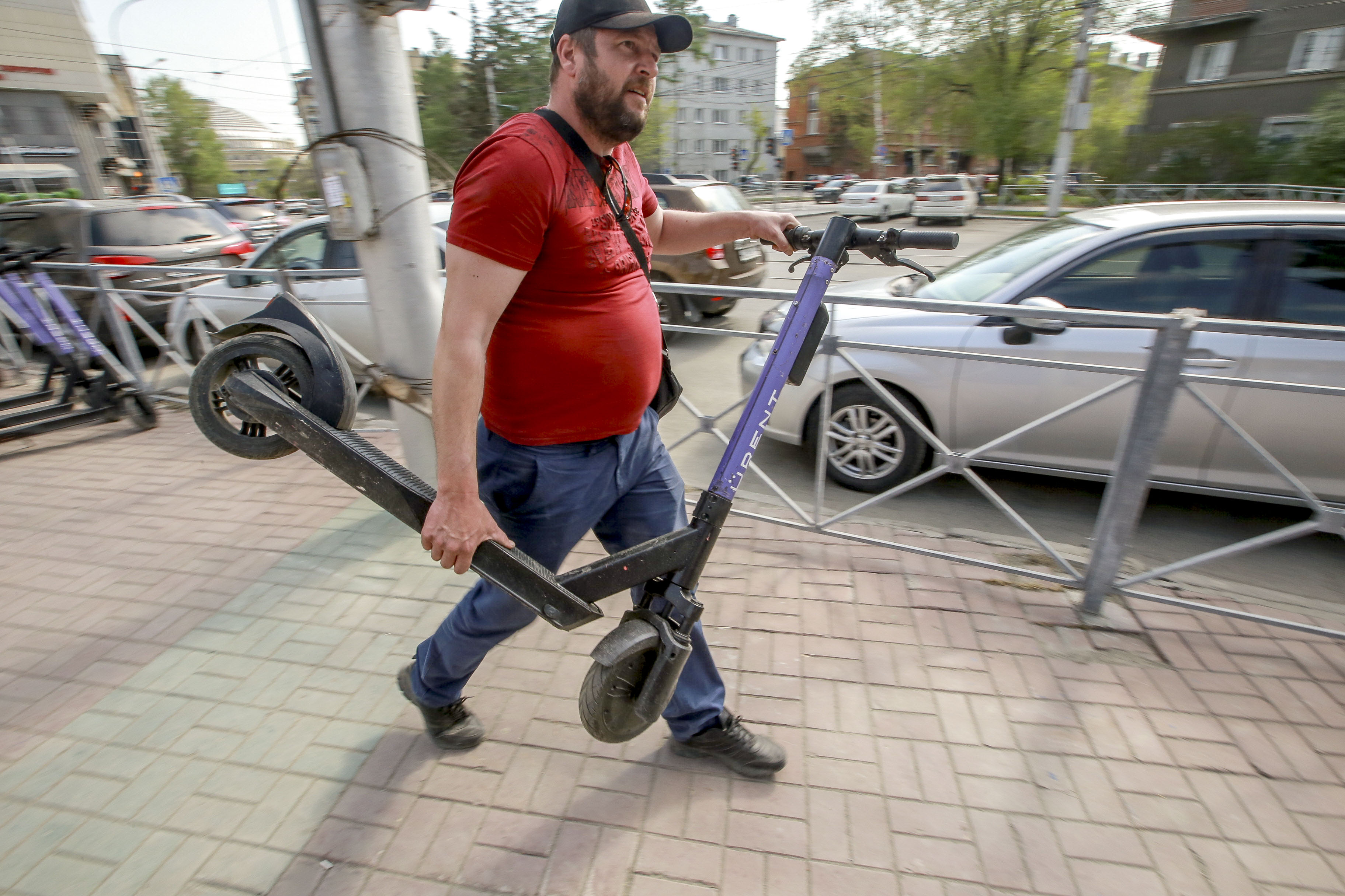 Изъятие хаотично припаркованных самокатов в центре Новосибирска (14 мая 2022 года)
