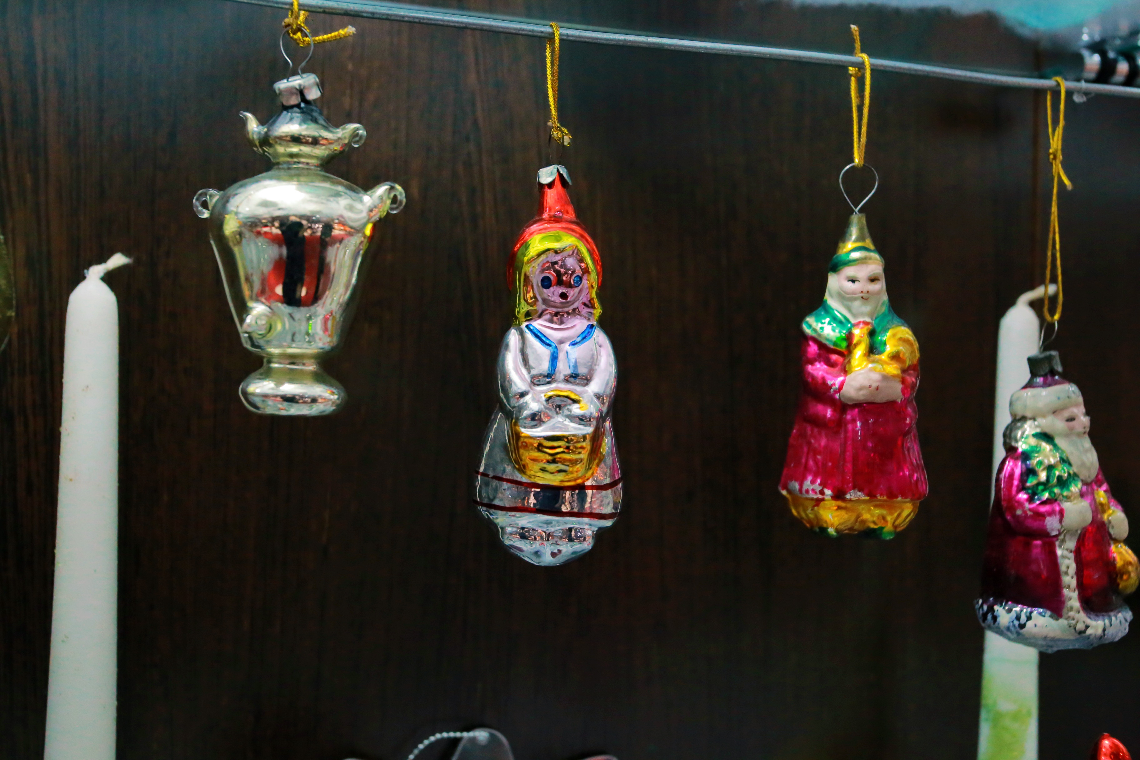 Все помнят эти милые игрушки, изображающие предметы быта — чайники, самовары, лампы.