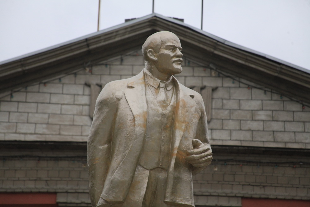 Памятник возле администрации Ленинского района